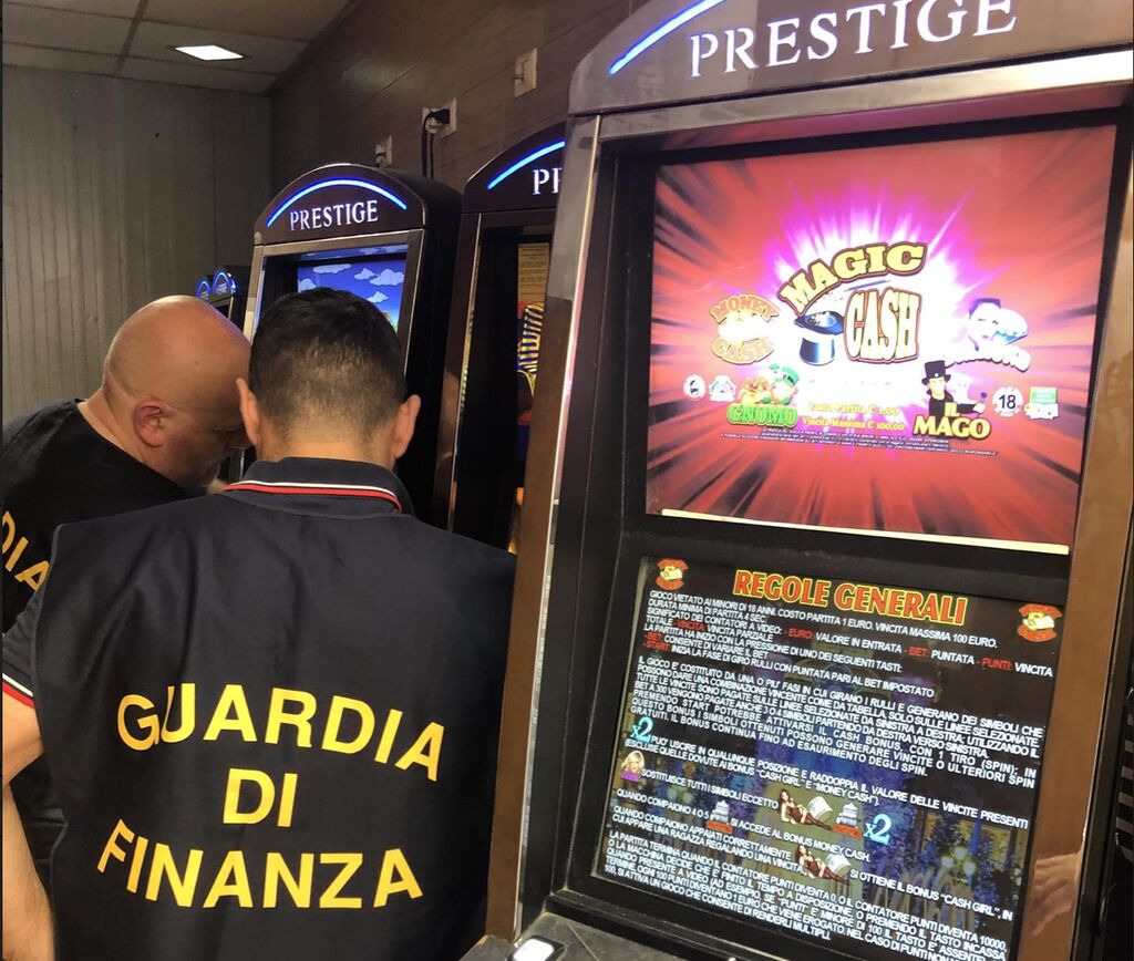 Slot machine truccate, scatta il blitz della Finanza in un noto bar del casertano. 2 nei guai