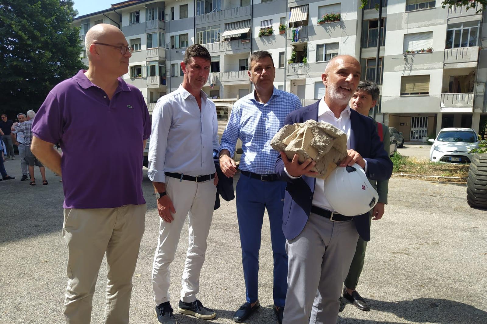 Il sindaco di Pescara Carlo Masci durante le prime operazioni di demolizione