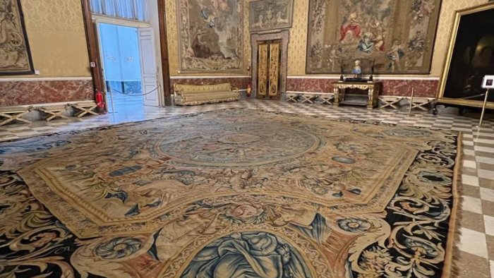 Ritornano i tappeti al Palazzo Reale di Napoli: parte schedatura oggetti storici - Ottopagine.it Napoli