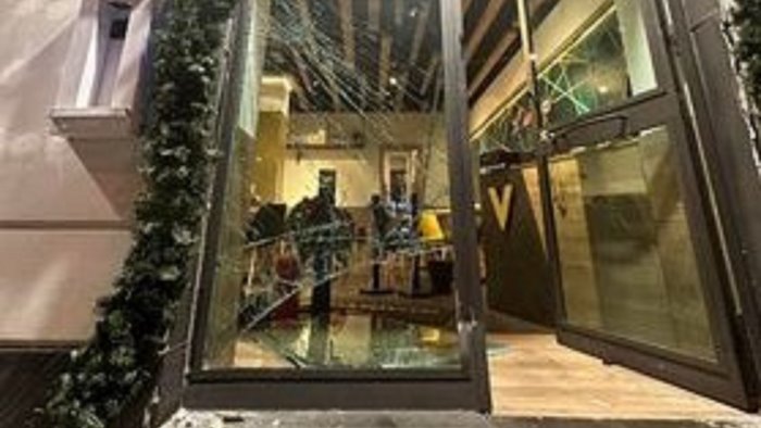 Incredibile a Napoli: rubano ambulanza e assaltano pizzeria sfondando la vetrina - Ottopagine.it Napoli