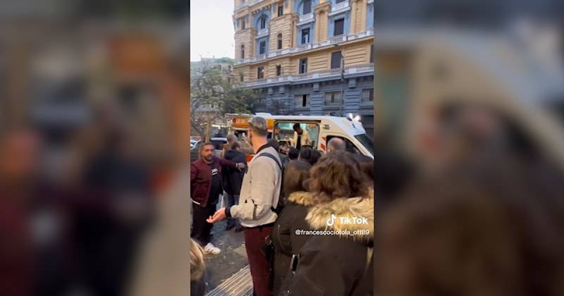 Inaugurazione negozio a Napoli, l'ambulanza trasporta i TikToker ospiti (uigo)