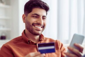 Uomo con cellulare e carta