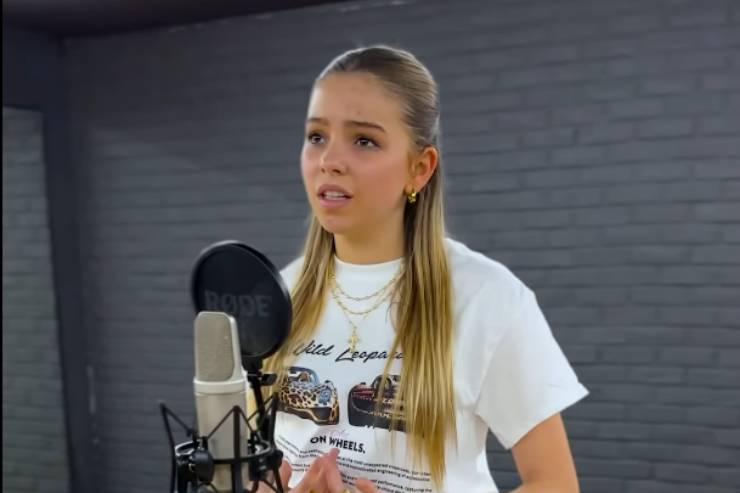Emilia Holliday mentre canta
