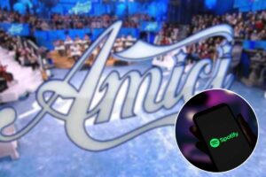 Logo Amici e telefono con Spotify