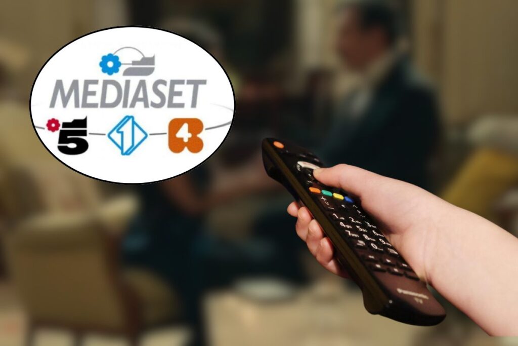 Logo Mediaset e mano col telecomando